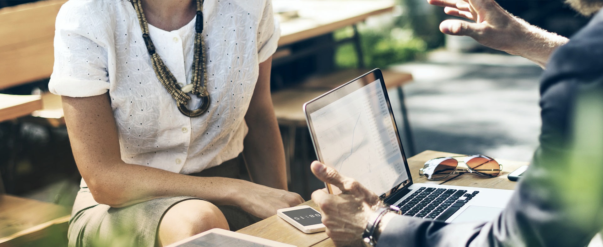 Un échange de conseil autour d’un projet d’entreprise