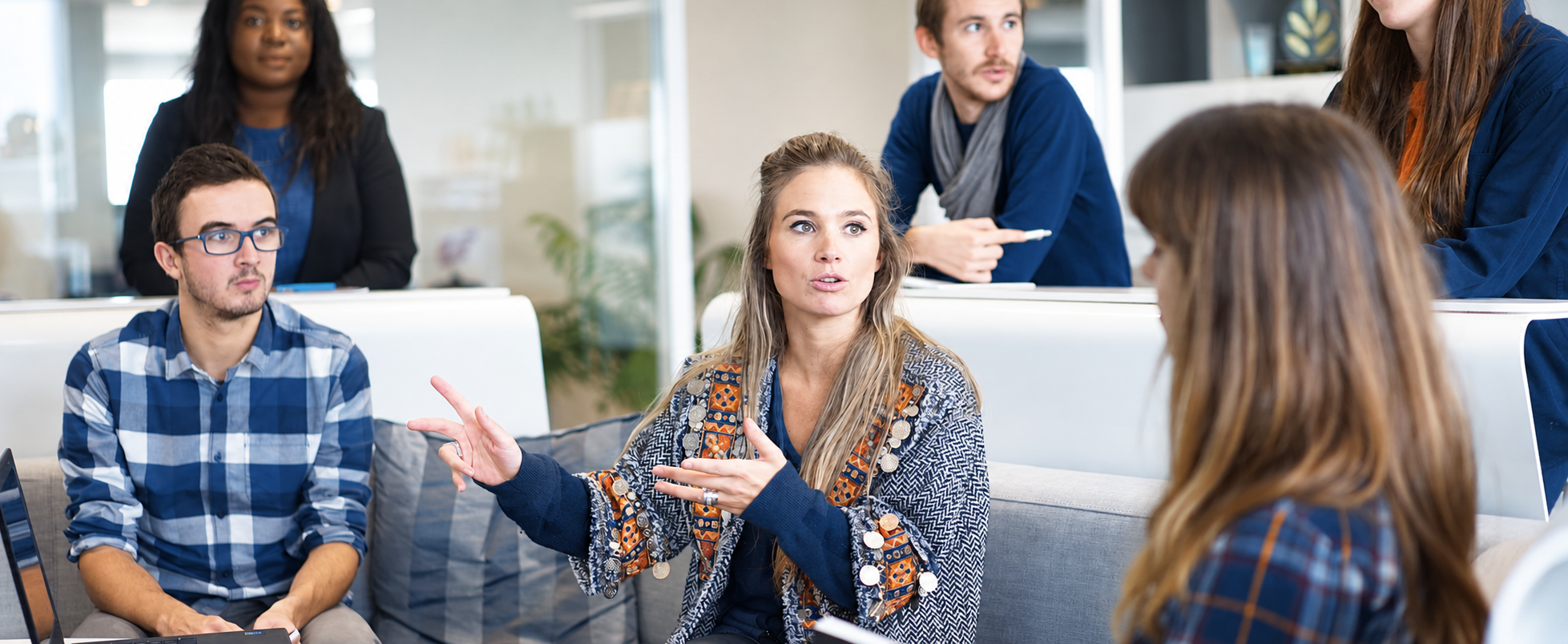 Des professionnels échangent lors d’une réunion de travail