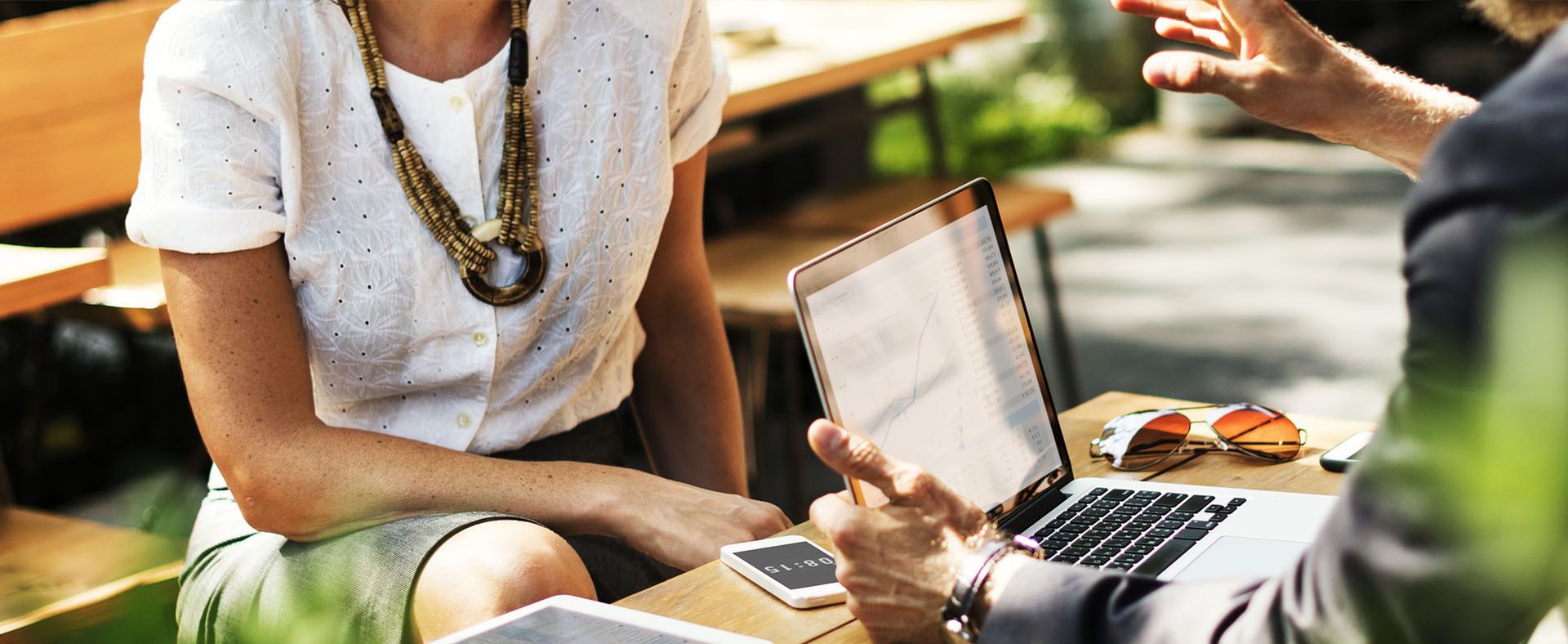 Un échange de conseil autour d’un ordinateur portable