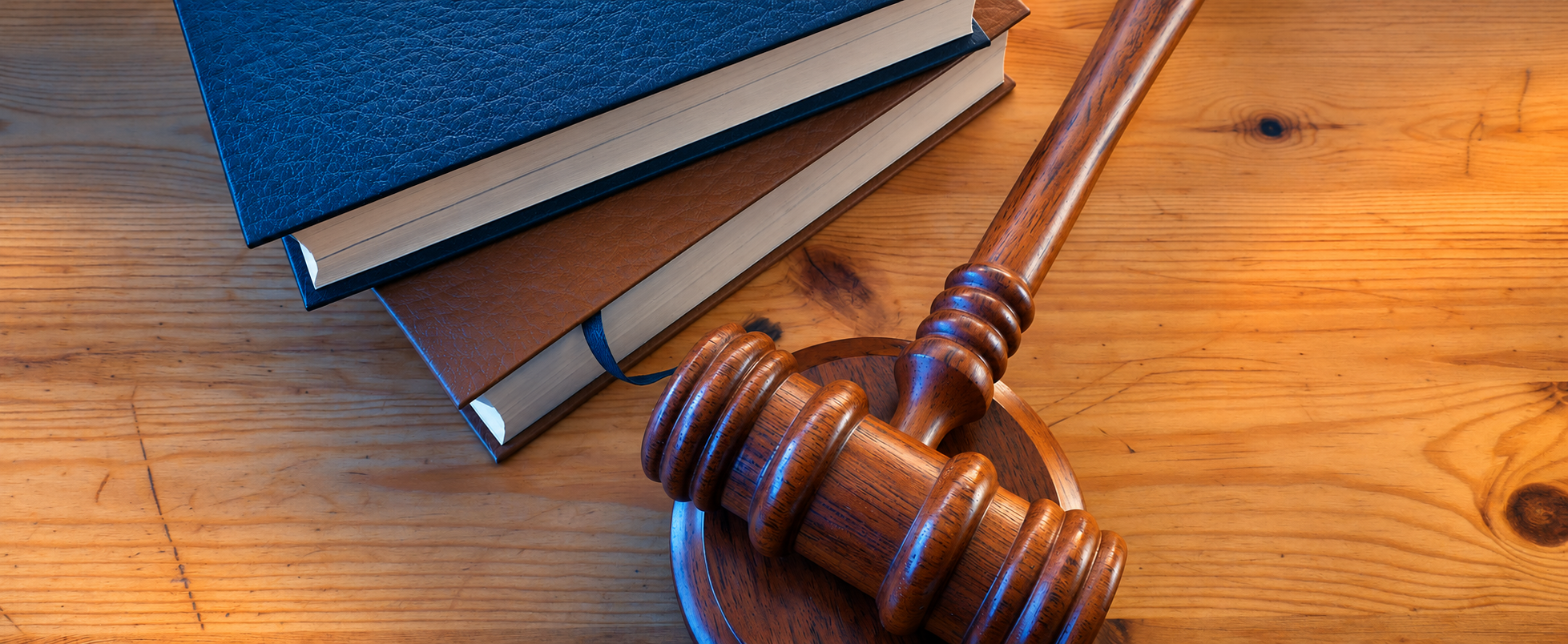 Livres de droit et marteau de justice sur un bureau